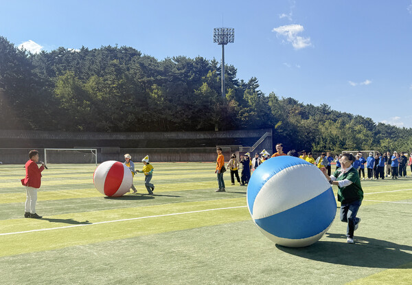 체육대회에서 큰 공 굴리기 경기(사진:신라대)