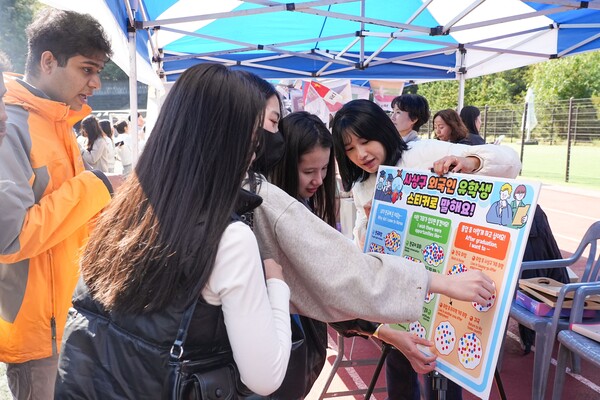 -외국인_유학생들에게 스티커 설문을 받고있다(사진: 신라대제공)