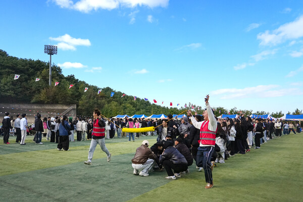 팀별 협동미션수행 프로그램에 참여한 외국인 유학생들(사진:신라대제공)