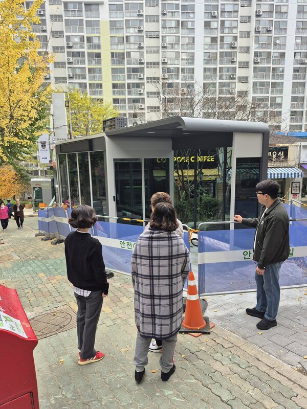 김효정 부산시의원이 시비 1억 원을 확보해 진행한 부산 만덕3주공 스마트버스정류장 현장을 점검하고 있다.