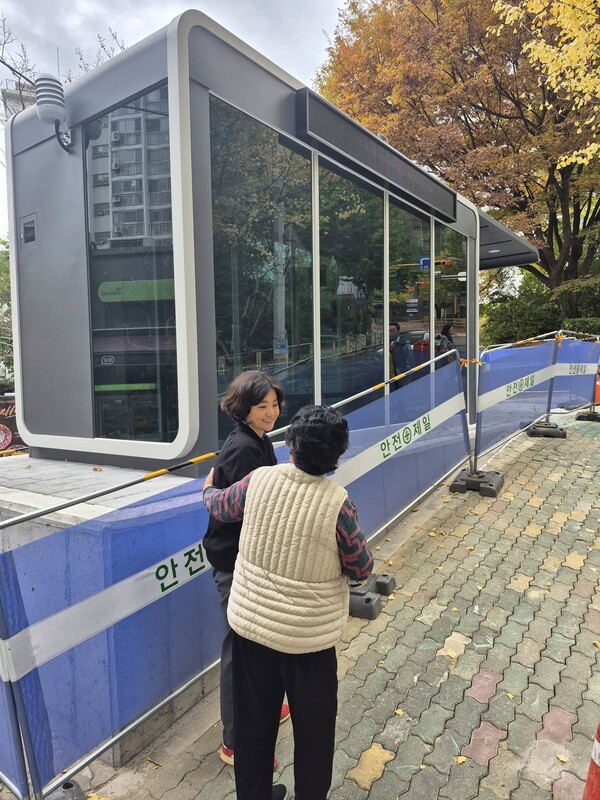 김효정 부산시의원이 시비 1억 원을 확보해 진행한 부산 만덕3주공 스마트버스정류장 현장을 점검하고 있다.