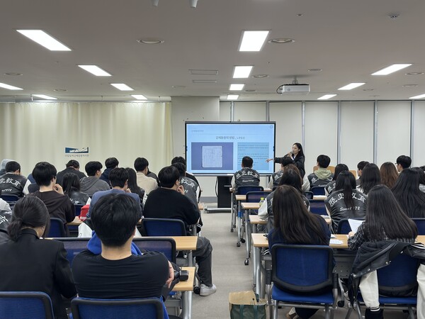 국립일제강제동원역사관에서 추경아 전문가의 특강을 듣는 신라대 역사교육과 학생들(사진:신라대제공)
