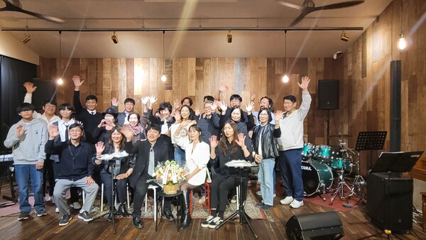 쭈나샘 밴드와 김준화· 장민석 오카리나 연주회기념사진