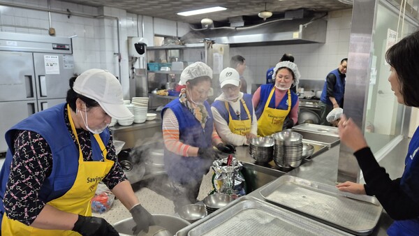 정성스럽게 육수를  끓이고  맛있게 대접해주는 바르게살기운동 북구협의회 회원님들!!!!