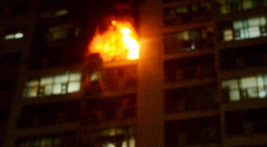 아파트 화재모습(사진은 이 사건과 직접 관련이 없음)/DB