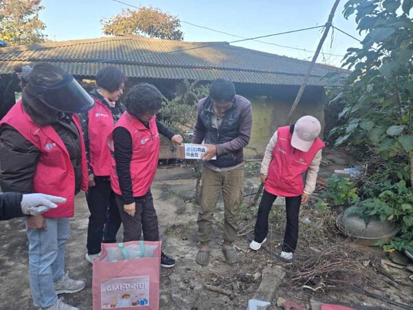 소외된 이웃에게 직접 찾아가 마음을 나누고 주변 이웃을 살펴고 있다(사진 :욕지면)