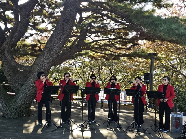 오카리나 앙상블 팀들이 가을낭만 공연(사진:고관삼기자)