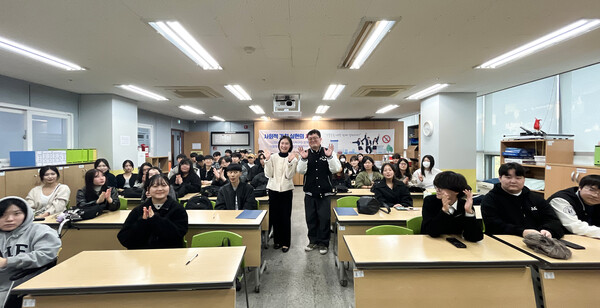 (사상구 중독관리통합지원센터에 모인 '청소년 약물 중독 방지 캠페인' 참여 학생들)