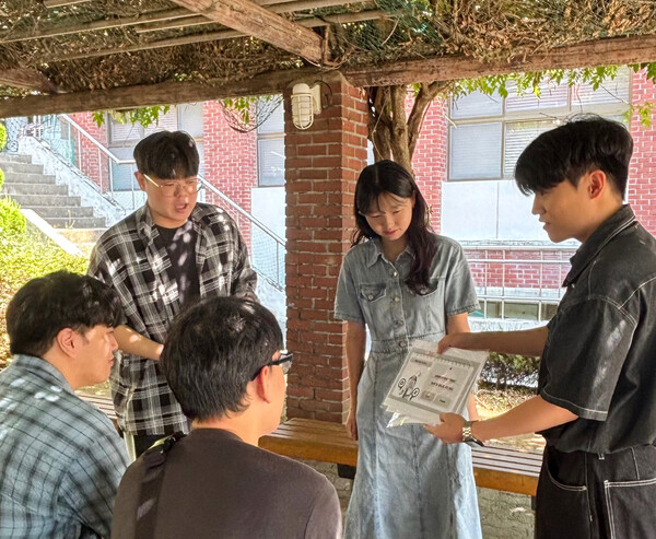 신라대 캠퍼스에서 약물중독 예방 퀴즈를 통해 캠페인을 펼치고 있다