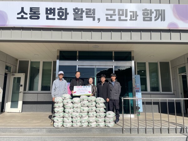 적량교회 백미를 기탁 하며 이웃사랑 실천(사진: 하동군 제공)