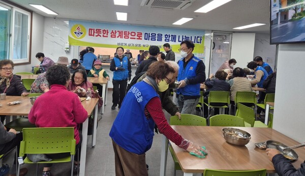 배식을 하며 어르신과 소통을 나누며 함께하는 시간(사진=공경애 기자)