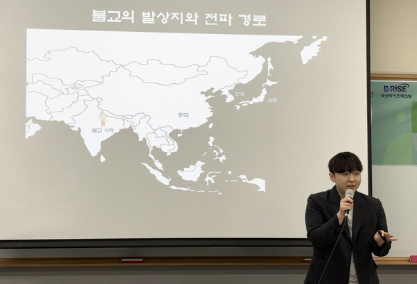 한일 역사문화 비교 프로젝트대회'에서 발표하는 신라대 일어교육과_학생