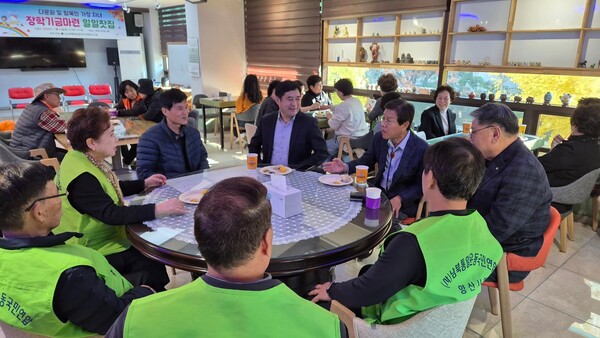 바자회에는 시·도 의원들을 비롯한 지역 인사들이 참석하여 자리를 빛냈다(사진:지인제공)