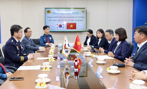 왼쪽 정복 경찰관(엄성규 부산경찰청장),  청장 맞은편 '쩐 티 낌 풍' 베트남 호치민시 공안청 부청장 