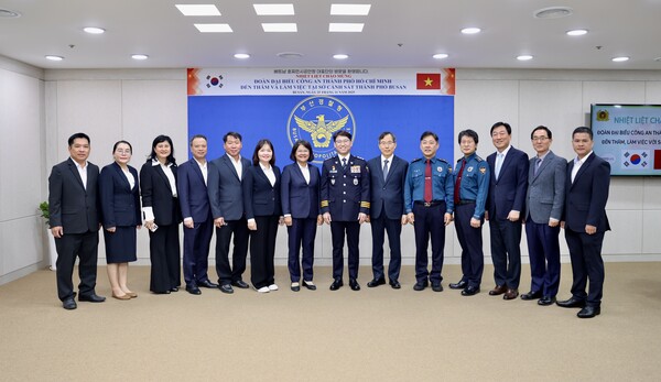 베트남 호찌민시 공안청 대표단 8명, 부산경찰청 관계자 6명-중앙 우측 엄성규 부산경찰청장 등 부산경찰 관계자 6명, 호찌민시 공안청 대표단 1명-중앙 좌측 쩐 티 낌 풍(베트남 호찌민시 공안청 부청장) 등 대표단 7명